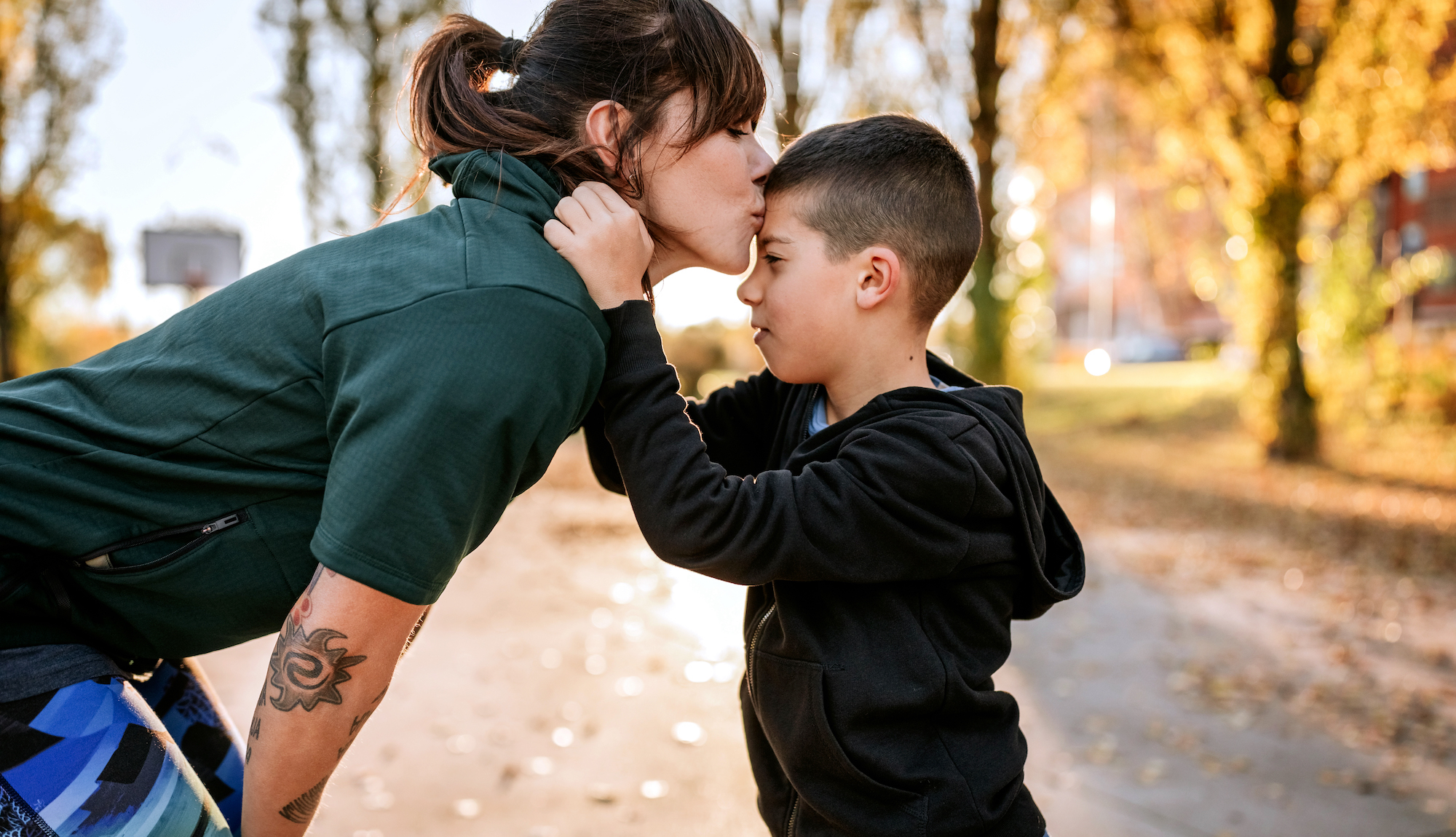 Ребята важный. Мама целует в лоб. The mother who Kisses the most child on the forehead.